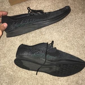 Nike FlyKnit Racers triple black.